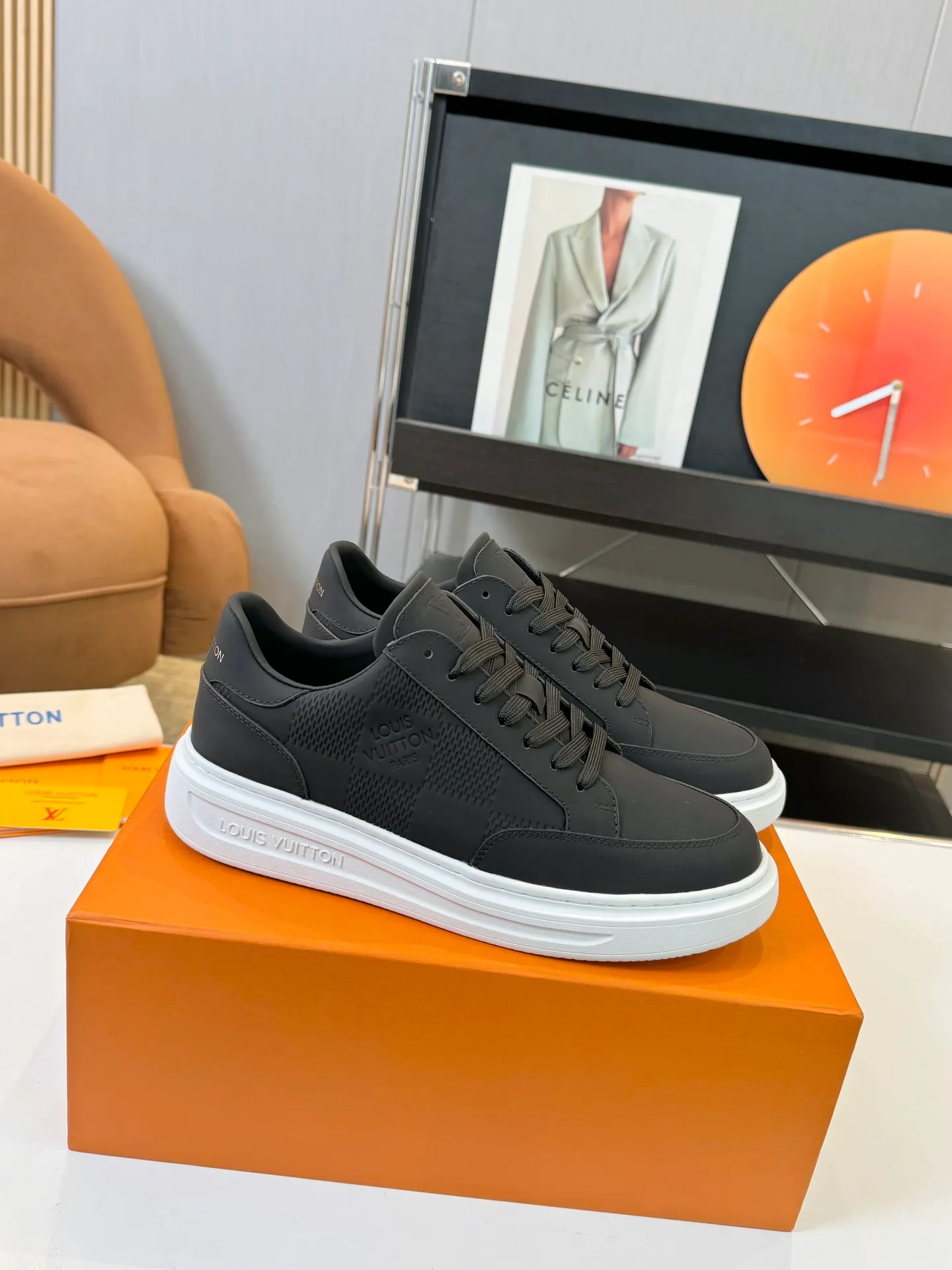 Men's Men's Shoes 💰620💰 LV [Beverly Hills Sports Shoes Series] This Beverly Hills sports shoes are made of grained cow leather with Damier pattern, echoing the current season's leather goods series. The thick rubber outsole is lightweight, and an embossed Louis Vuitton logo adds a branding touch. Padded insole and technical fabric lining enhance comfort.  Detailed Features ♛ Silk cowhide ➕ Tumbled cowhide ♛ Ultra-light rubber outsole ♛ Louis Vuitton logo on tongue and outsole ♛ Size: 38-46
